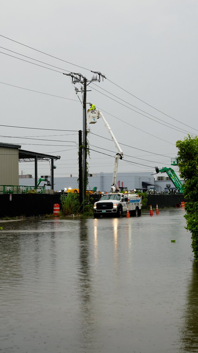 insideFPL's tweet image. It will take longer to restore outages in some areas with severe flooding and heavy vegetation, but we will continue working around the clock to get the lights back on for all of our customers. #Eta