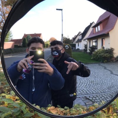 Alper_0706's tweet photo. @loretyfnr @yasilisches Gangster lifestyle es wird ehrenlos https://t.co/x7bQmiAO4l