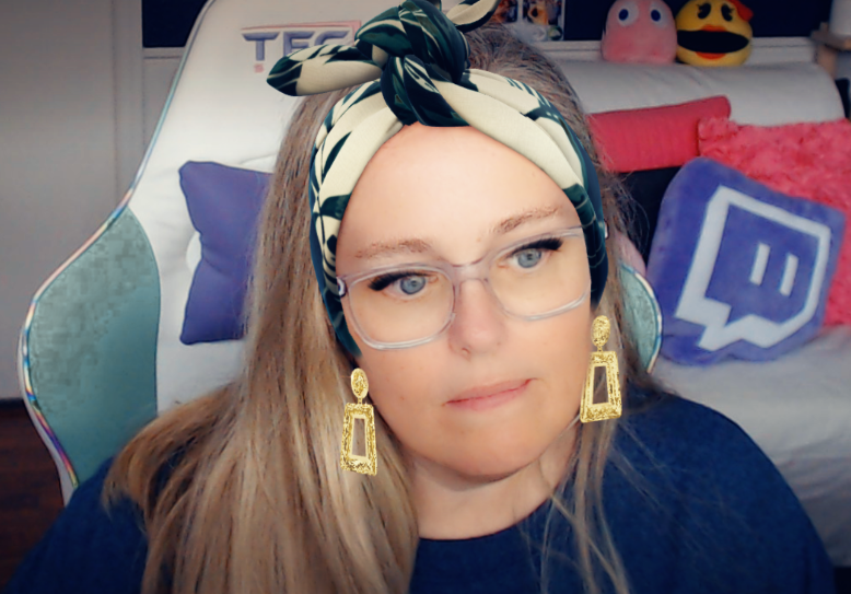ArsenGirl's tweet photo. OMG How did no one ever tell me about #SnapCamera for streaming??? No more nekkid skin streams for me! #SnapChatFilter #FilterMe @Snapchat https://t.co/BMH75B58Y0