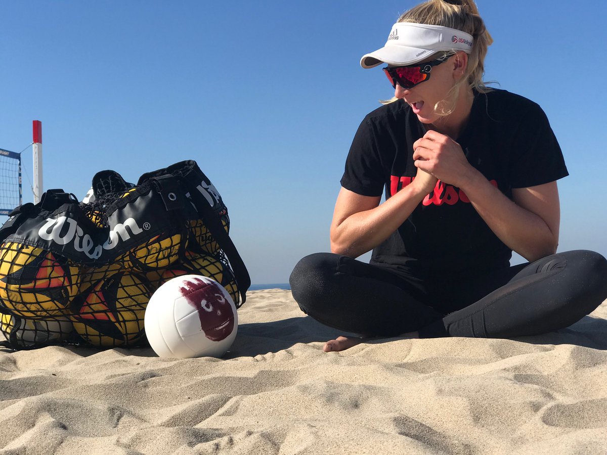 Almost 20 years since he was stranded on an island and he’s still ready to play. What did WILLLLSOOOON say to <a href="/KellyReeves02/">Kelly Reeves</a> here? 😅
#wilsonvb

📸: <a href="/KellyReeves02/">Kelly Reeves</a>