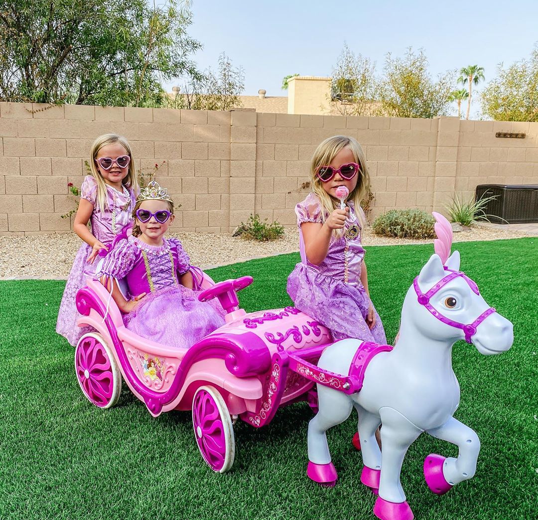 There's always that one sister who brings snacks. #SisterGoals #LiveTheRide #PrincessLife #CakePop @hallsinaz https://t.co/TawSgrKlwl