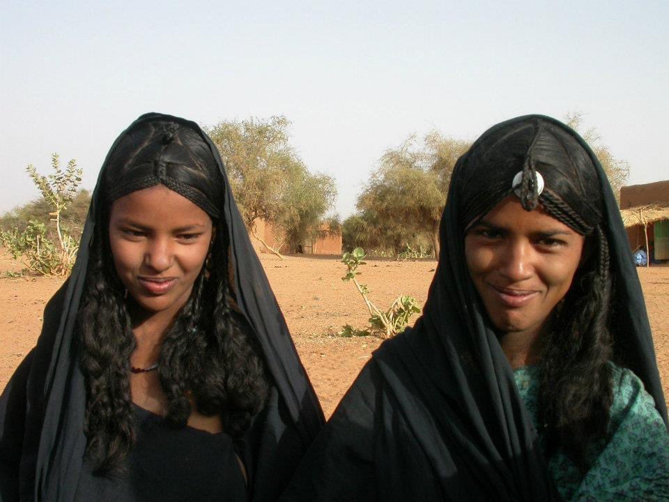 Le songhai comprends une variété de dialectes qui diffèrent les uns des autres, en général parce que les populations qui les parlent en tendance a etre tres métissées, ce qui est le cas par exemple du Daoussahak qui est un songhai parler par les Idaksahak de manaka.