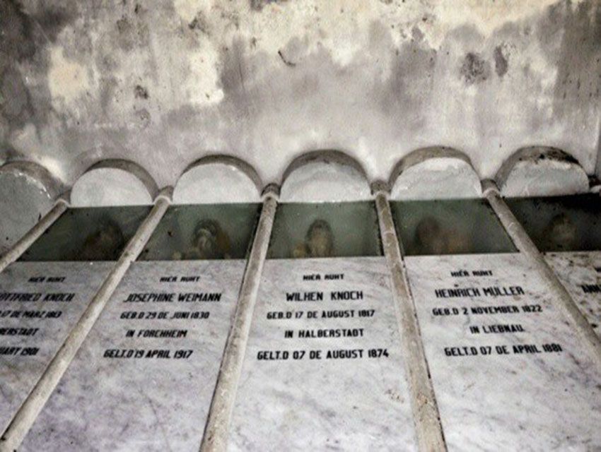 MaldicionKnoche's tweet photo. El Dr. Gottfried Knoche durante años experimentó con cadáveres que no eran reclamados del hospital San Juan de Dios de La Guaira, fue por esto que se le conoció como "El Frankenstein del Caribe".

¿Qué secretos nos ocultará la hacienda Buena Vista? https://t.co/ky4MccVOJN