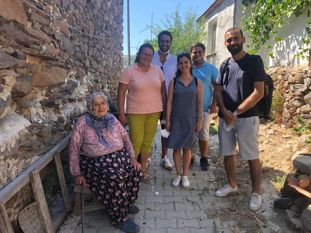 Bir hayalimizi daha gerçekleştirdik.
Gençlik Meclisimizin çalışma programında olan ve projelendirerek fon desteği aradığımız “ Keçi Yetiştiricileri ve Sorunları “  konulu belgesel çalışmayı Pandemi döneminde gerçekleştirme fırsatı yakaladık.