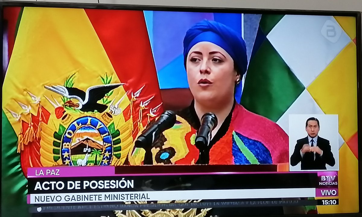 RomaHidalgoR's tweet photo. "Soy orgullosamente cruceña".
"Soy creyente del Dios del amor"
"Vamos a tender puentes para el reencuentro"
"La violencia es el fracaso de la política"
"Las diferencias son sanas"

Tenemos una ministra de la Presidencia camba 💪. Y es la 1ra mujer en este cargo. ¡Doble gol!
#Bol https://t.co/7MLdvpnxhg