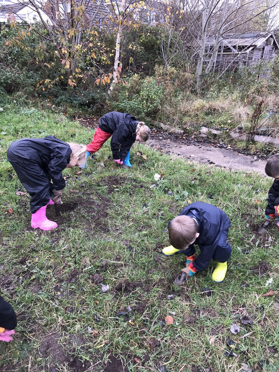 MrsBatemanFS's tweet image. Year 3 had fun digging to find out about the make up of soil today.  Here are some of our finds.