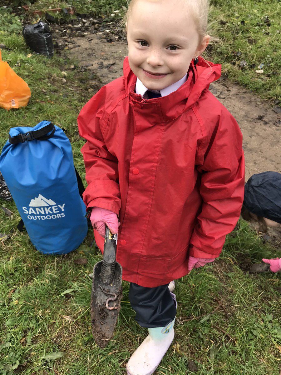 MrsBatemanFS's tweet image. Year 3 had fun digging to find out about the make up of soil today.  Here are some of our finds.