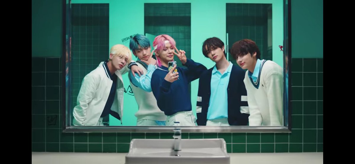 peachivoryj's tweet photo. YUNG NAG CR LANG KAYO NG MGA KAKLASE MO PARA MAG GROUFIE SA BANYO #studentfeels https://t.co/UwyWIJ229a