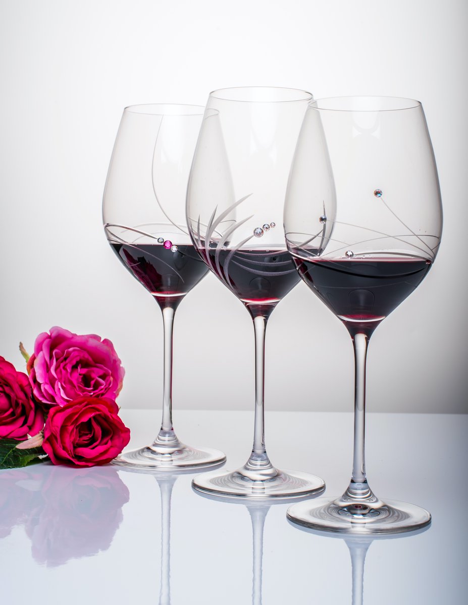 Julianna_glass's tweet photo. Thinking about the perfect Holiday Gift? #giftideas 

How about a set of elegant #wine glasses with Swarovski crystals... the perfect gift for anyone who loves wine! ❤️🍷✨

https://t.co/3Q7L39UIsd https://t.co/ccqduC787q