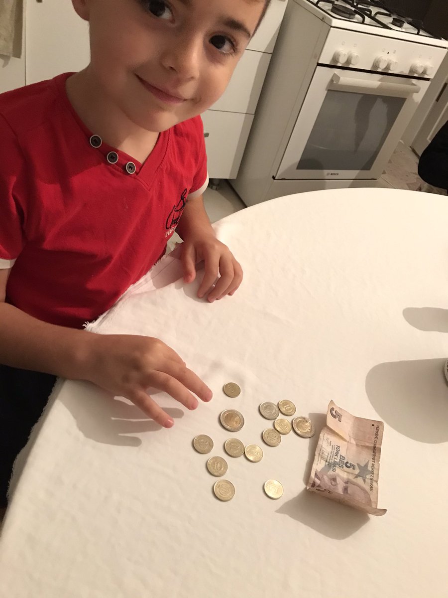 Diyor ki “Abla hamurger siparişi verelim mi ?” 
Sonra cebinden parasını çıkarıp benim param vaaaaar. Bu kadar parası varmış kuzumun 💜