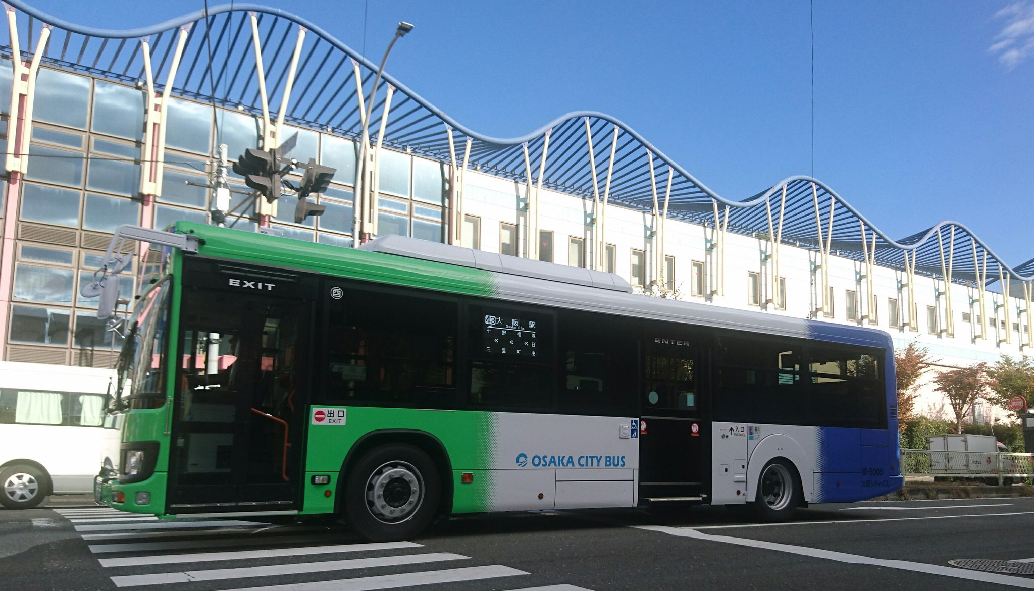 さむちゃん 大阪市民の古漬け 大阪シティバス の新車 夕方から鶴町営業所の車も動き始めたようで しかしナンバーを見ると10 5005は酉島 5006は鶴町と 希望ナンバーにした割にはキレイに5台ずつ番号順ではないんですね この配置の仕方は 何か理由が