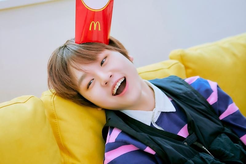 iliosun's tweet photo. MET ULANG TAHUN BAYI HAMSTER 😝❗

#BAE173_막내도현_생일축하해
#BAE173_DOHYON_HBD
@BAE173_official @x1official101 https://t.co/0gpCA7EuEl