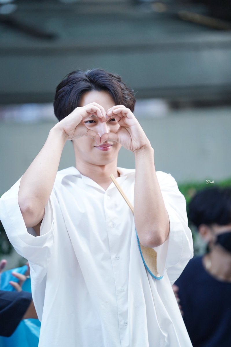 PhotoSissi's tweet photo. Which heart do you want😂😂💙
@titlekplee 
#titlekrt 
#กลจของตต
#พี่ร้องน้องยิ้มได้xLBC2
Thanks pic :P'Orn😘😘 https://t.co/56PIV7WHT1