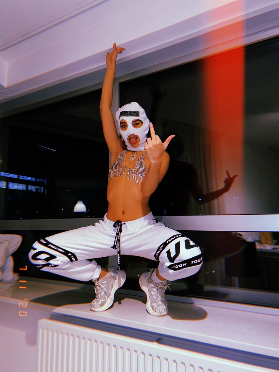 abiebeauty1's tweet photo. Halloween was fun 😍❤️ #springbreaker #badwiggies https://t.co/Nzz1MleZpr