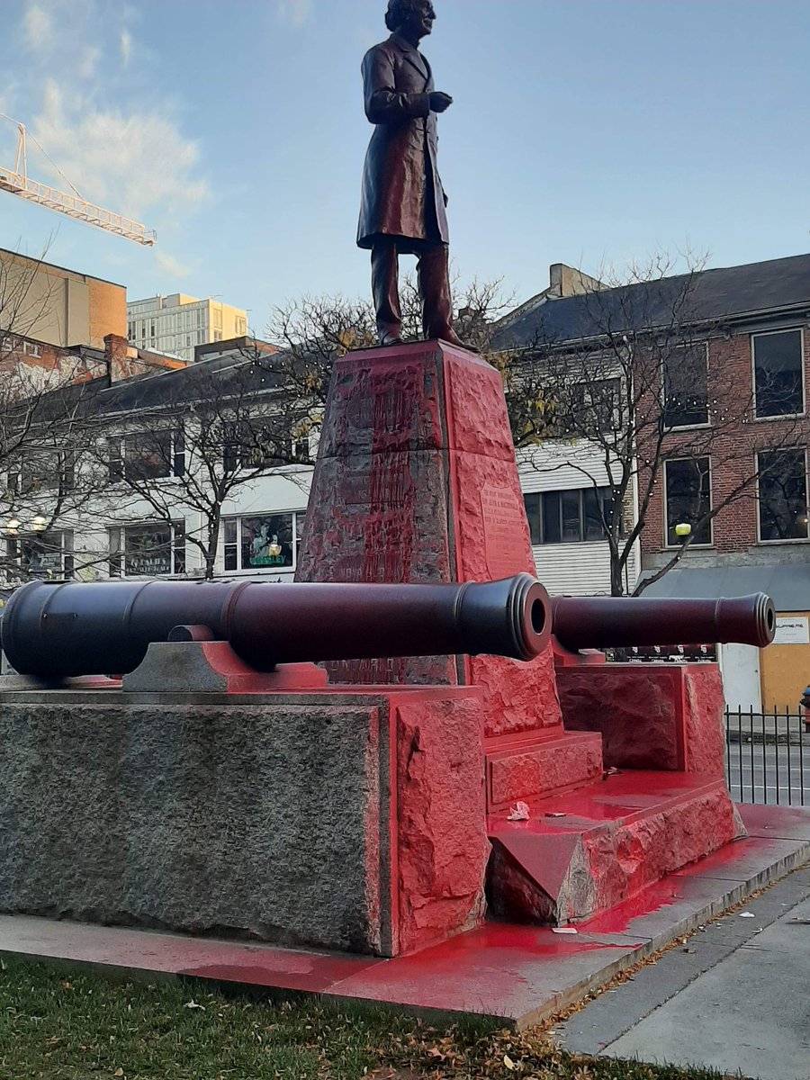 JessicaD0326's tweet photo. @botelhok @HamiltonPolice I called the police about it 3 hours ago, glad they got someone to block it off quickly https://t.co/1yMhS8gMpq