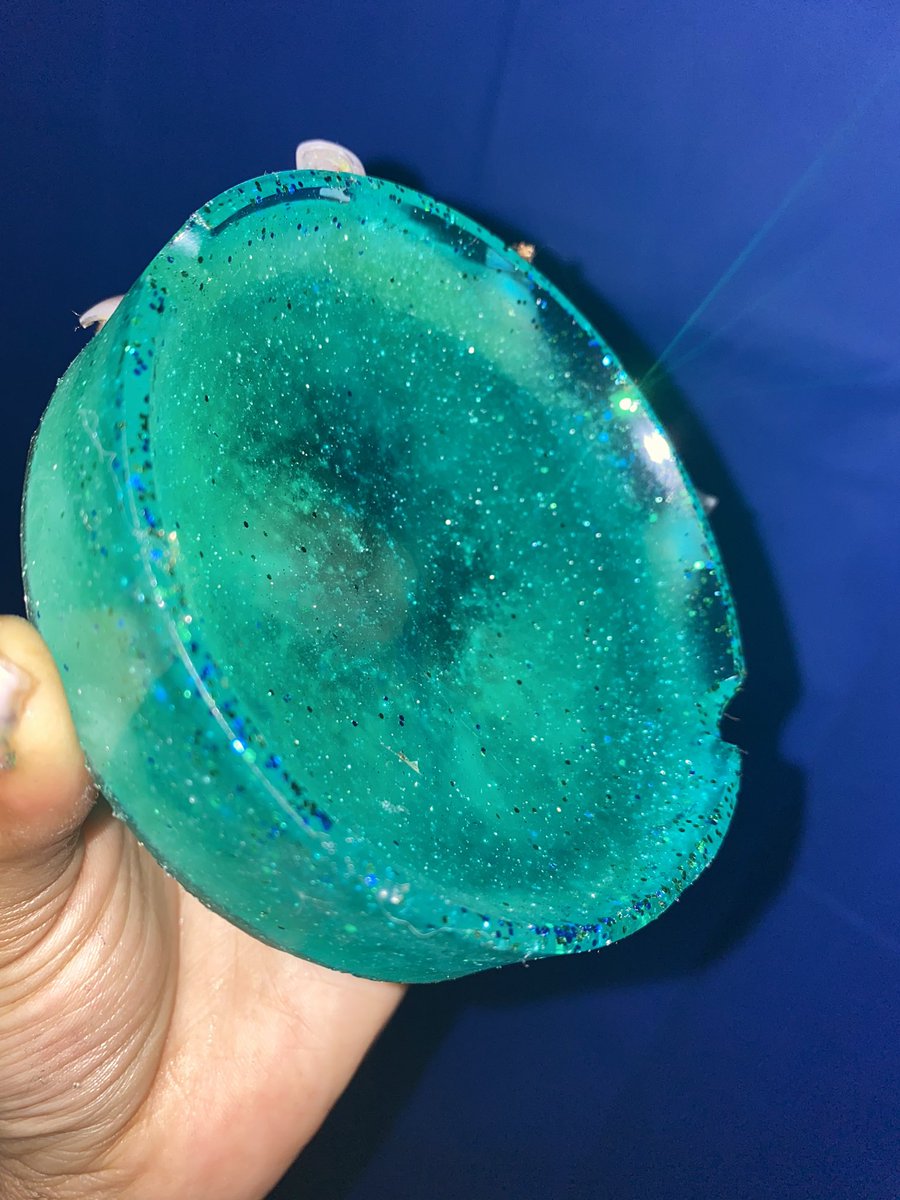 litshxtcreation's tweet photo. Center Of Attention Ashtray $20 #ashtrays #ashtrayart #weedsmokers #weedsupplies #resinart #atlanta #atlartist #atlart #entrepreneurlife #creativity #fun #greenashtray #litshxtcreations #litshitonly #buynow #forsale https://t.co/qvL88TnV5p