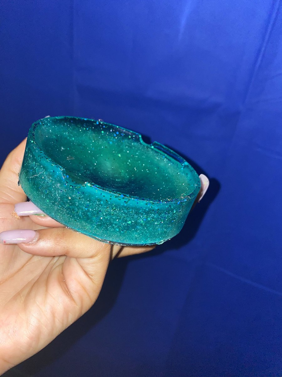 litshxtcreation's tweet photo. Center Of Attention Ashtray $20 #ashtrays #ashtrayart #weedsmokers #weedsupplies #resinart #atlanta #atlartist #atlart #entrepreneurlife #creativity #fun #greenashtray #litshxtcreations #litshitonly #buynow #forsale https://t.co/qvL88TnV5p
