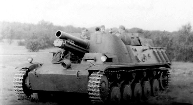 The thing was, this had been tried before with the 15cm sIG 33 (Sf) auf Pz I Ausf. B, then the Gw. für 15 cm s.I.G. 33/1 (Sd. Kfz. 138/1): S.P.AAAAND one on Panzer II.*Full names will kill Twatter, so deal with it* /12