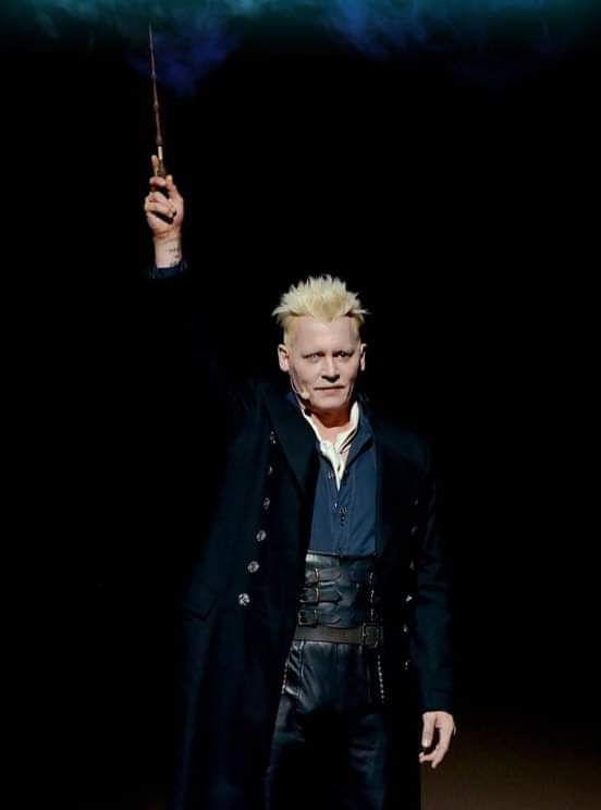 ElMagizoologo's tweet photo. No olvidemos que para la interpretación de Grindelwald, Johnny Depp cambió el método utilizado. Mientras todos tomaron clases de esgrima, él tomó un curso de dirección filarmónica, así que los movimientos de este se vieron como de director de orquesta.
#JusticeForJohnnyDepp https://t.co/u4A29svLyF
