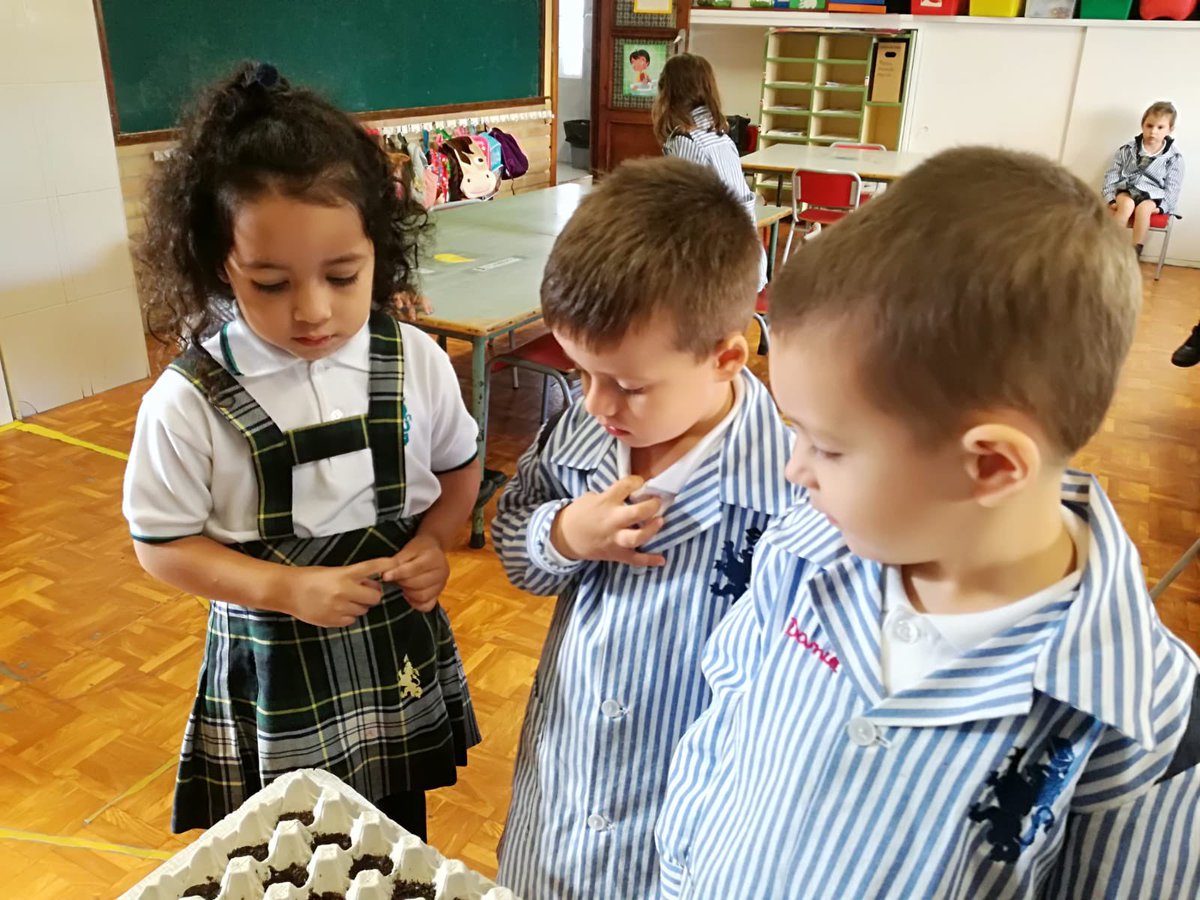 Siguiendo nuestro proyecto de innovación del huerto escolar Sembrem somnis, los alumnos de infantil plantamos unas semillas  en clase, que ya están empezando a brotar. 
Cuando llegue el momento, las trasplantaremos al huerto del colegio que ya hemos visitado en varias ocasiones.