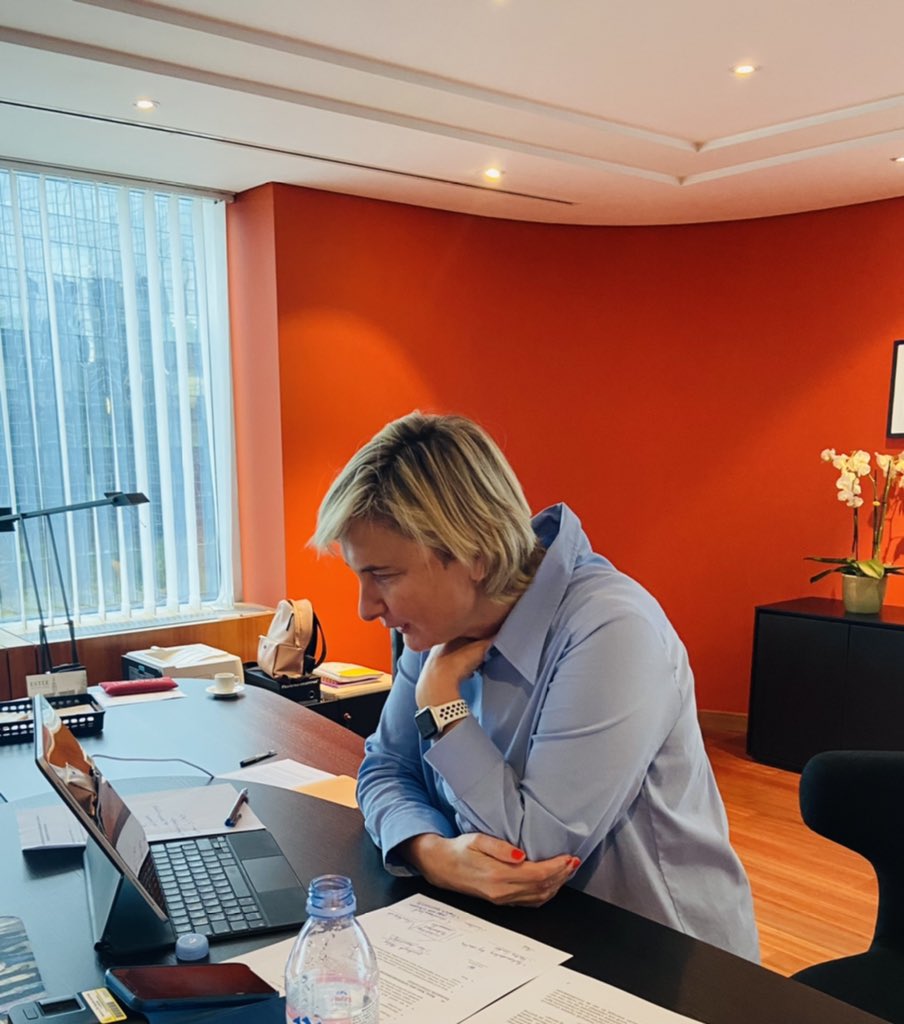 crevits's tweet photo. Rond de virtuele tafel over een toekomstige Vlaamse ruimtevaarteconomie. Experten geven hun mening over hoe die economie er in de toekomst kan uitzien. (1/2) https://t.co/hykoJP3ZTe