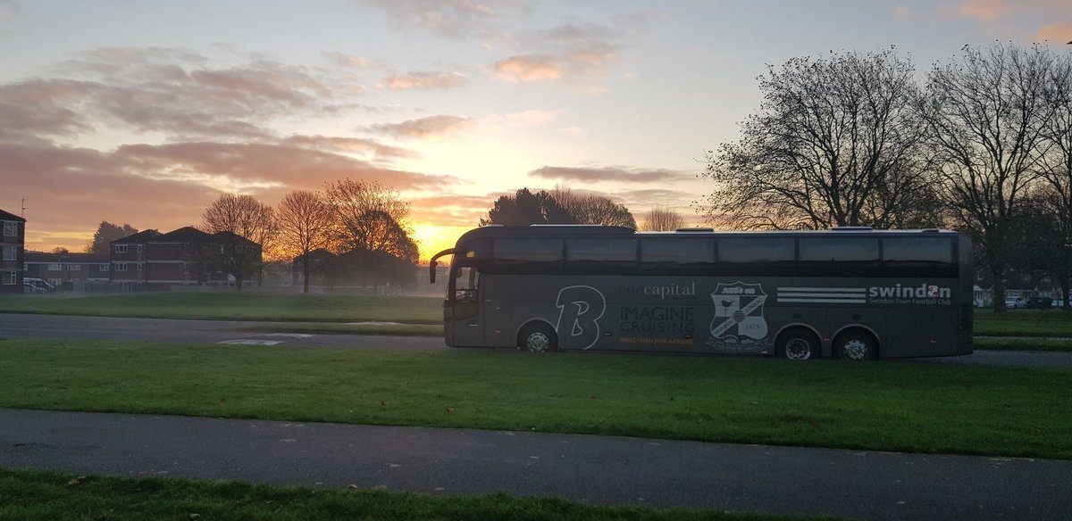 BarnesCoaches's tweet photo. Beautiful early morning sunrise captured with our STFC Team Coach and Barnes driver Ian W📸🌅🚌
#Swindon #Wiltshire #CoachTransport #Travel #Sunrise #Photography #CoachPhotography #Transport https://t.co/rnfGJCwvHY