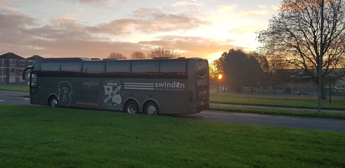 BarnesCoaches's tweet photo. Beautiful early morning sunrise captured with our STFC Team Coach and Barnes driver Ian W📸🌅🚌
#Swindon #Wiltshire #CoachTransport #Travel #Sunrise #Photography #CoachPhotography #Transport https://t.co/rnfGJCwvHY