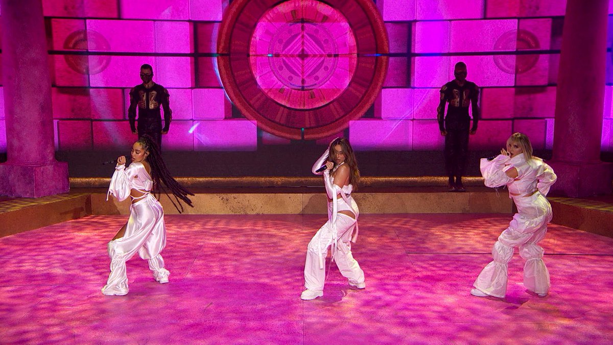 Planoinforma's tweet photo. El K-Pop de #BTS y el poder latino de #KarolG triunfan en la 27º gala de los #EMAMTV. Con "shows" desde diversos puntos del planeta, se llevó a cabo la ceremonia. Así fue la premiación: https://t.co/Y1KYFYMtwo 
#Espectáculos https://t.co/NlrBhZroHM