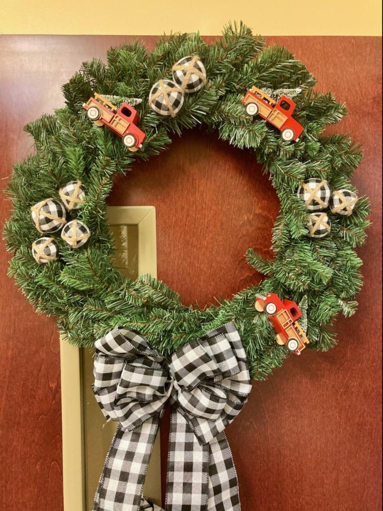 Hearthstone_HC's tweet photo. Thank you IU Health Hospice for your donation on this beautiful wreath! This wreath was hand made by Alissa Wallace. It is being silent auctioned off as part of our Hope for the Holidays campaign. If interested, please comment on the photo to place a bid. Thank you! https://t.co/4oX3q2iKQ8