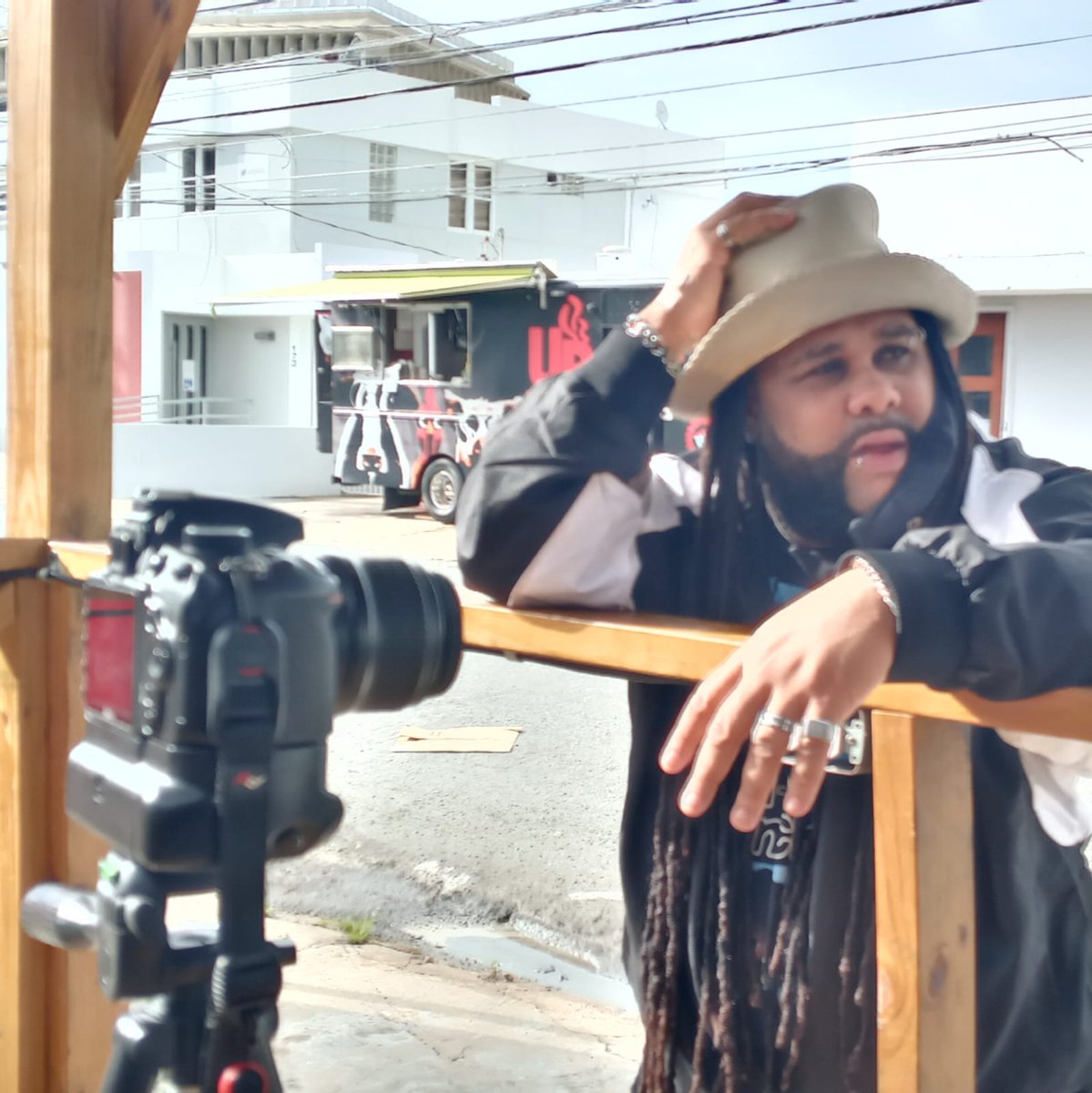 djpredatorpr's tweet image. Ya estamos en la calle grabando, en la busqueda de comidas extravagantes, bebidas exoticas embriagantes, musica que nos llene el alma y gente para compartirla.. 

En una cena, comiendo y bebiendo es que salen las conversaciones reales.
#LechoneandoConPapo 
#PapoTieneLaRespuesta