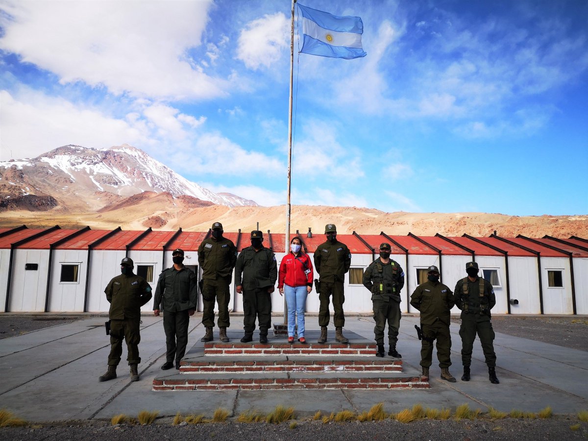 Gob_Interior's tweet photo. La Gobernadora @klopezr visitó a@CarabAntof del Retén Fronterizo de #Socompa+ a 4 mil m.s.n.m., que resguardan permanentemente la soberanía y seguridad de #Chile frente al ingreso migratorio ilegal y tráfico de drogas. https://t.co/SmfdqrsSj9