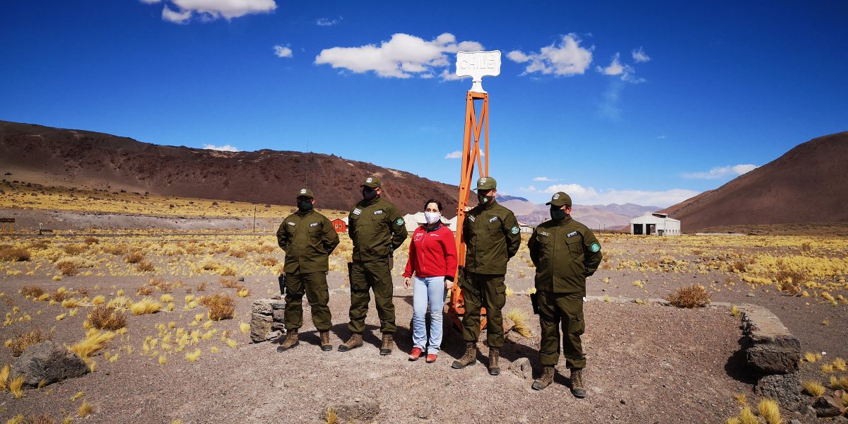 Gob_Interior's tweet photo. La Gobernadora @klopezr visitó a@CarabAntof del Retén Fronterizo de #Socompa+ a 4 mil m.s.n.m., que resguardan permanentemente la soberanía y seguridad de #Chile frente al ingreso migratorio ilegal y tráfico de drogas. https://t.co/SmfdqrsSj9