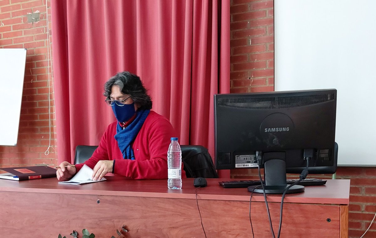 IesSanRoque's tweet photo. Hoy, ante un aforo reducido a 30 estudiantes de 2° de Bachillerato, hemos recibido al escritor Fernando Iwasaki. El acto ha sido transmitido en Facebook para que fuera visto desde las aulas por otros grupos. El vídeo se puede consultar en: https://t.co/RlgKhdhe8v https://t.co/h3jRZQhYIQ