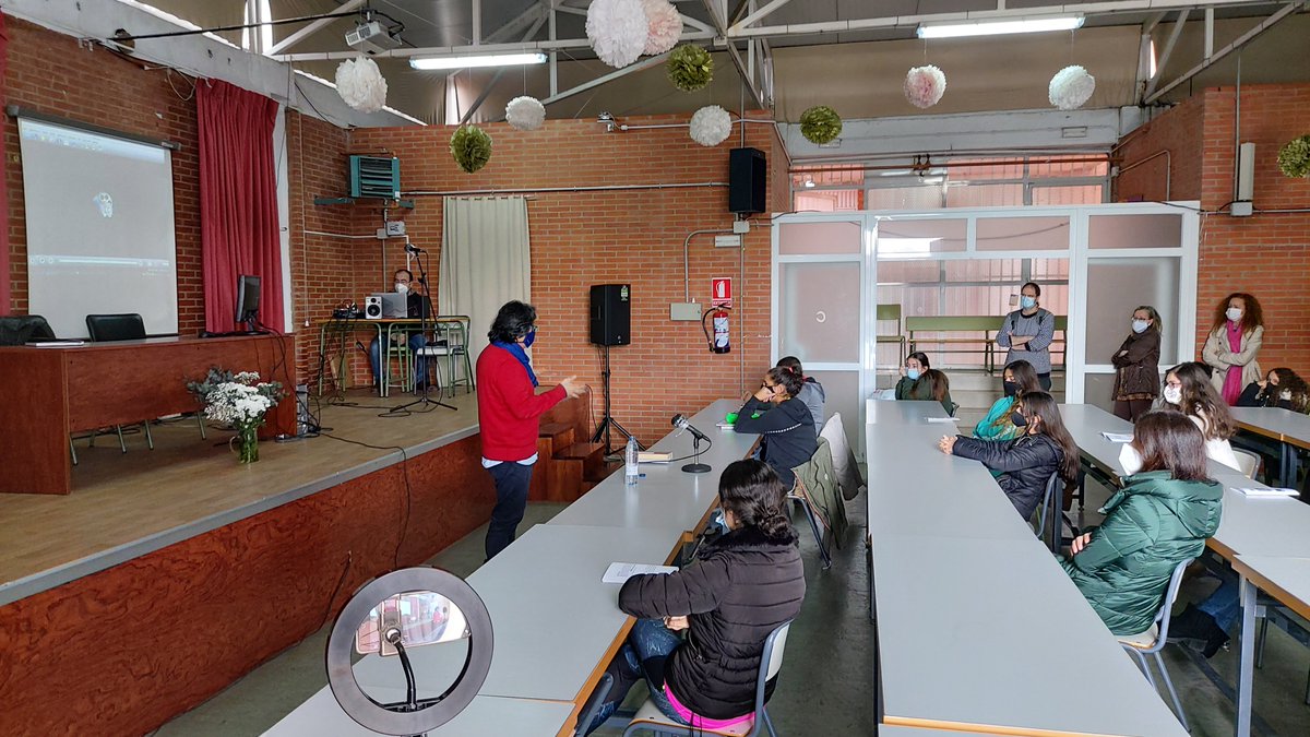 IesSanRoque's tweet photo. Hoy, ante un aforo reducido a 30 estudiantes de 2° de Bachillerato, hemos recibido al escritor Fernando Iwasaki. El acto ha sido transmitido en Facebook para que fuera visto desde las aulas por otros grupos. El vídeo se puede consultar en: https://t.co/RlgKhdhe8v https://t.co/h3jRZQhYIQ