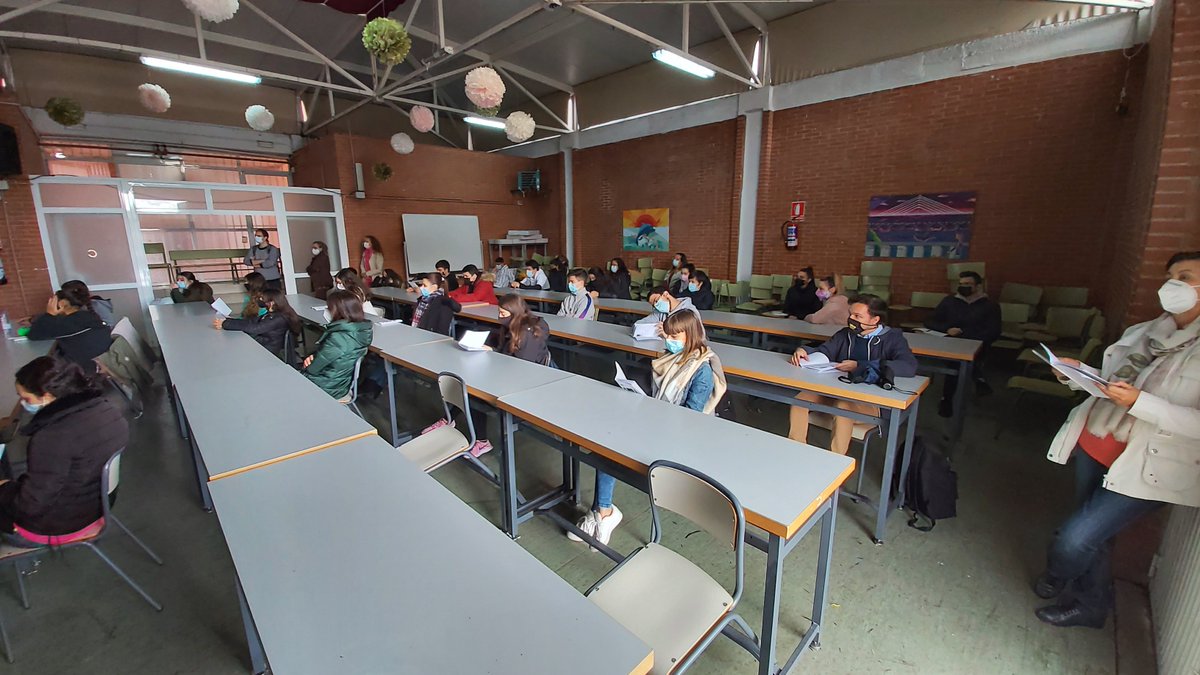 Hoy, ante un aforo reducido a 30 estudiantes de 2° de Bachillerato, hemos recibido al escritor Fernando Iwasaki. El acto ha sido transmitido en Facebook para que fuera visto desde las aulas por otros grupos. El vídeo se puede consultar en: m.facebook.com/story.php?stor…