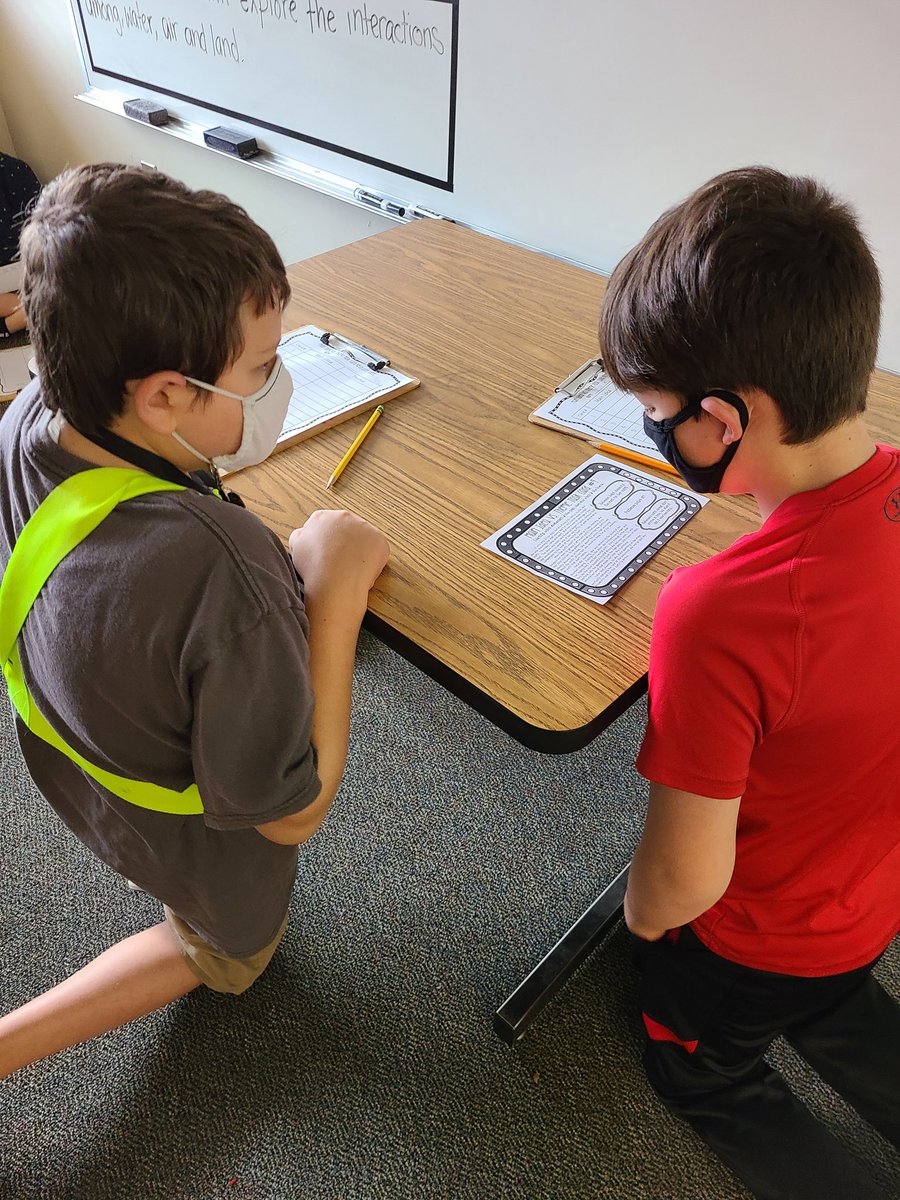 m_rowe's tweet photo. Student collaborate to find the theme and main idea of the story. #educatinghornets @kyle_jaecks @CTouchton https://t.co/xcQKhHr6k8