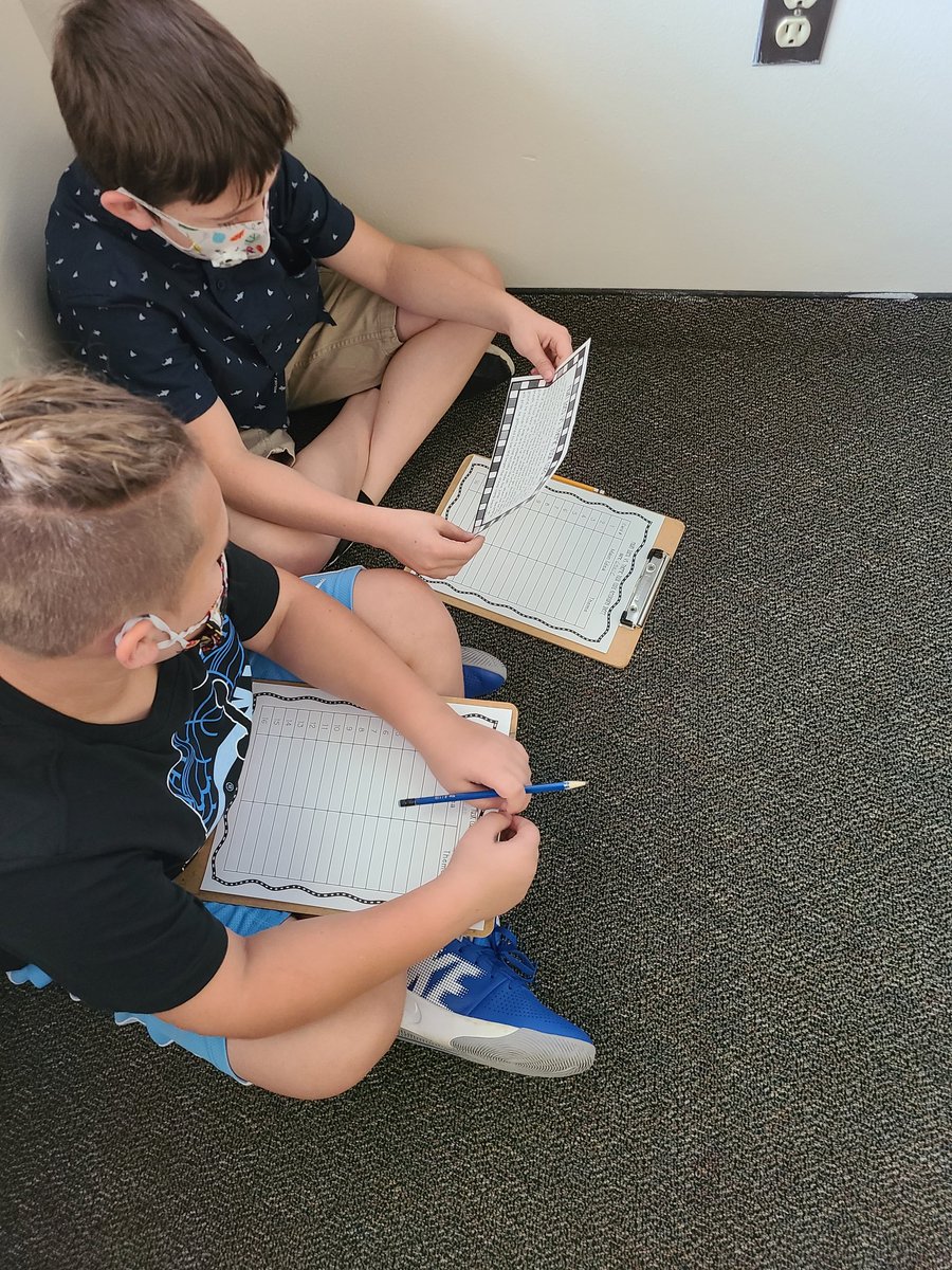 m_rowe's tweet photo. Student collaborate to find the theme and main idea of the story. #educatinghornets @kyle_jaecks @CTouchton https://t.co/xcQKhHr6k8
