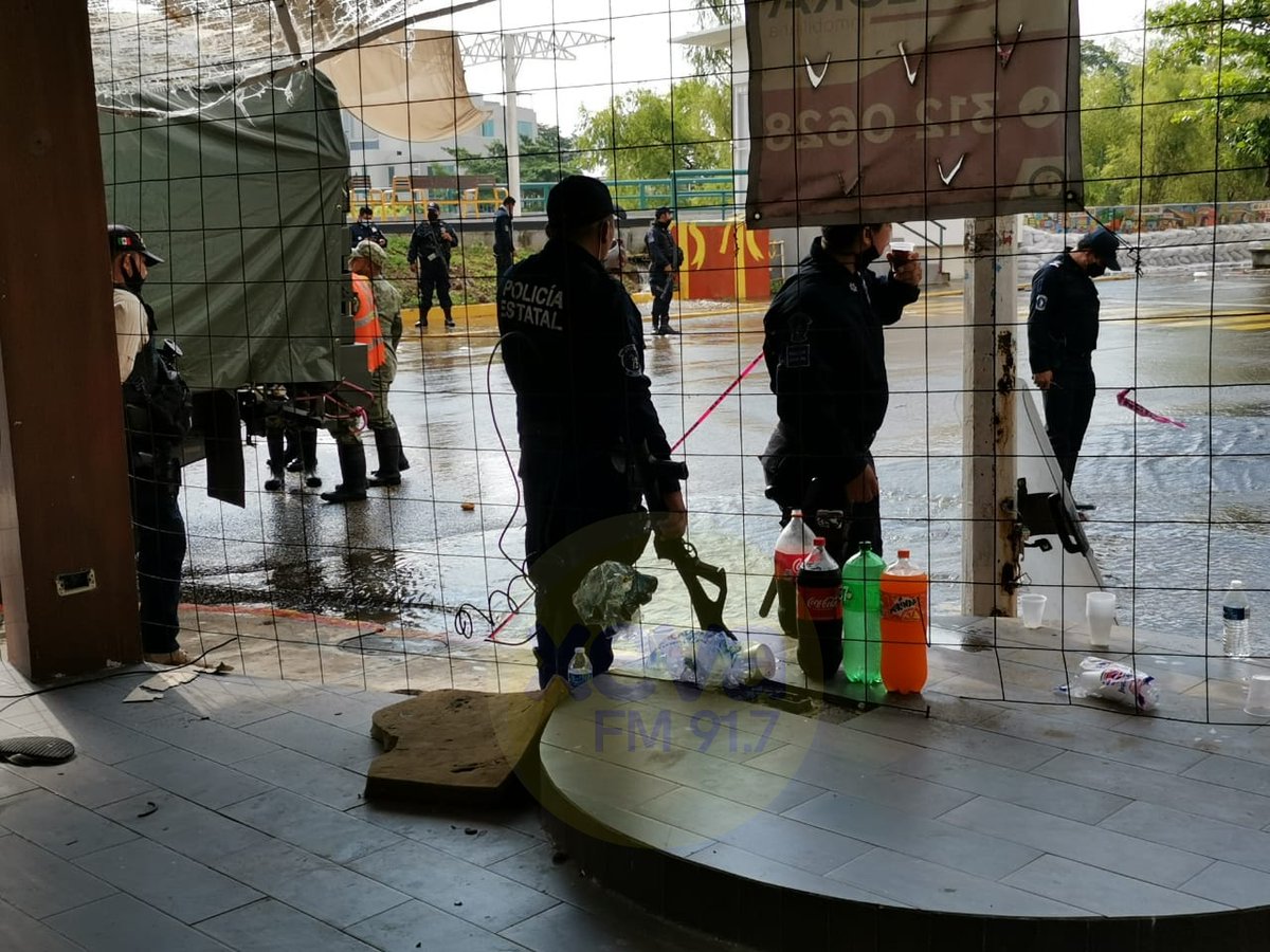 XEVATabasco's tweet photo. #Tabasco | Elementos de @SSPCTabasco y Ministeriales de la @FGETabasco se toman refrescos que ciudadanas llevaron para quienes ayudan a llenar costales de arena en el malecón de #Villahermosa https://t.co/WF9Y97Pgm2