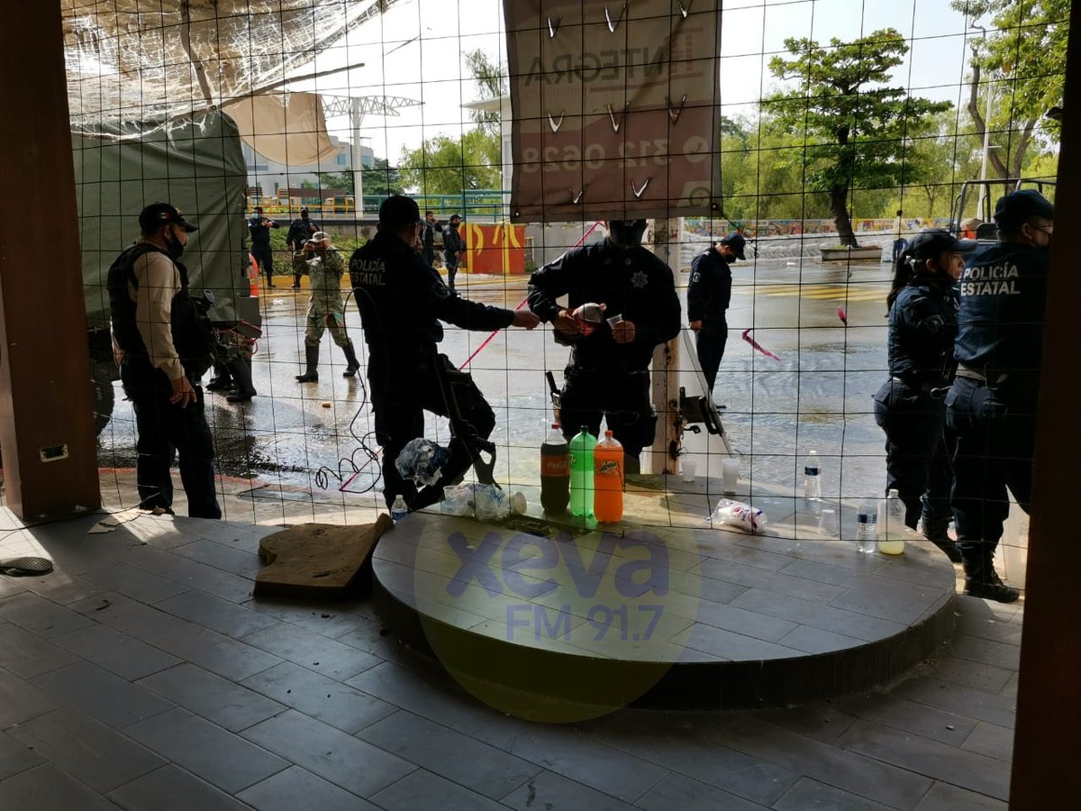 XEVATabasco's tweet photo. #Tabasco | Elementos de @SSPCTabasco y Ministeriales de la @FGETabasco se toman refrescos que ciudadanas llevaron para quienes ayudan a llenar costales de arena en el malecón de #Villahermosa https://t.co/WF9Y97Pgm2