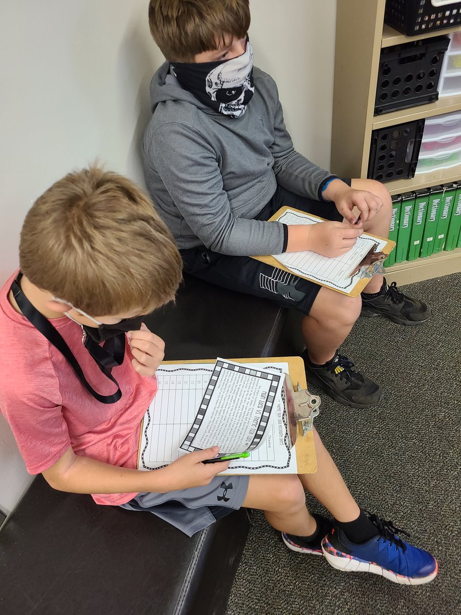 m_rowe's tweet photo. Student collaborate to find the theme and main idea of the story. #educatinghornets @kyle_jaecks @CTouchton https://t.co/vhSWQ1aPeU