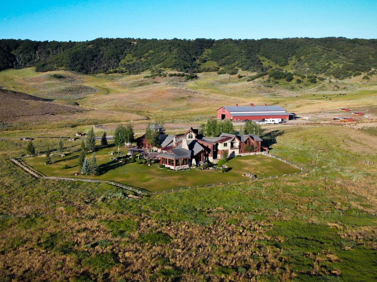 LUXRE's tweet photo. Incredible ranch property encompassing more than 1,100 acres and a gorgeous 15,000-sq-ft home with sweeping vistas of Sleeping Giant Mountain! Listed by @haydenoutdoors for $32,900,000

https://t.co/wsBWuLpKyt https://t.co/zBmCMMV7aj