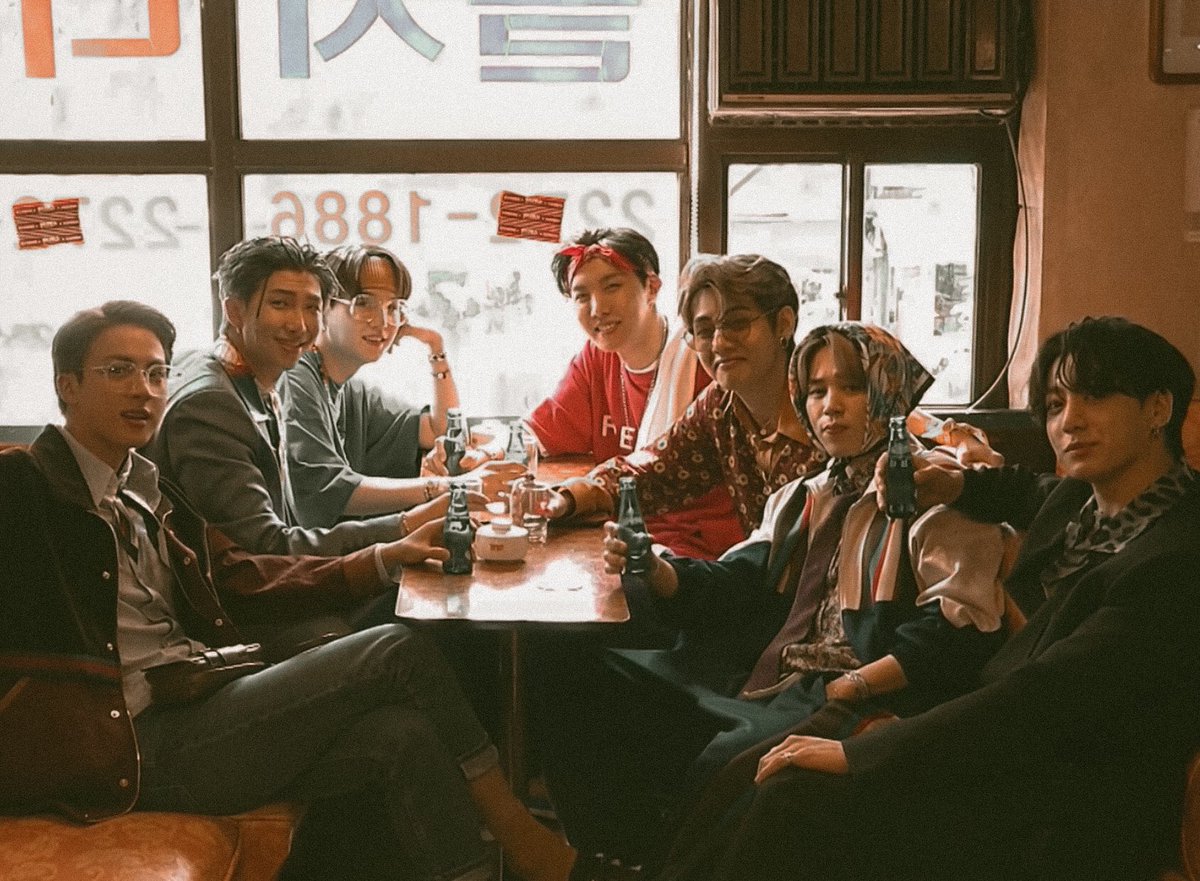 taeteland's tweet photo. bts season’s greetings 2021 retro https://t.co/ZpgaMFj2Dn