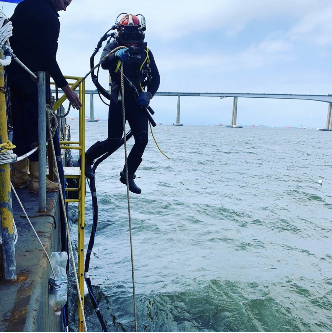 DiversInstitute's tweet photo. DIT grad and Marine, Jacob Oneal Class 103-17, working on salvaging a barge in Rio! 🇧🇷 ⚓️ #ditgrads #diversinstitute #commercialdiving #commercialdiver #adventure #travel #rio #Brazil #salvage #marine #veteran #veterancareer #veteranownedandoperated #notadeskjob https://t.co/irhQTOgD8j