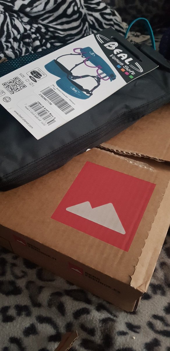 BlitzkriegBarb's tweet photo. Hach, endlich ein zweiter Gurt, damit ich mehr Menschen anstecken kann mit dem Hobby Klettern 🤗 https://t.co/kW2s4jBTSd