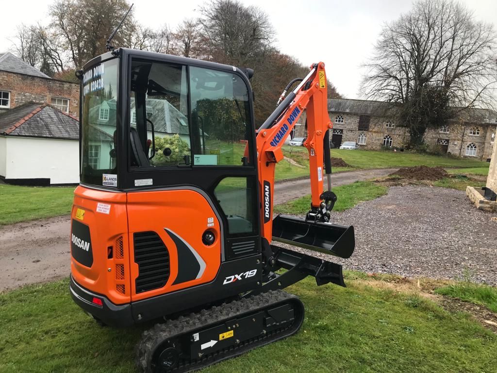 A big thank you to Richard Down of Chard who recently took delivery of a brand new #Doosan DX19 mini with cab! 👌🏼

#excavator #minidigger