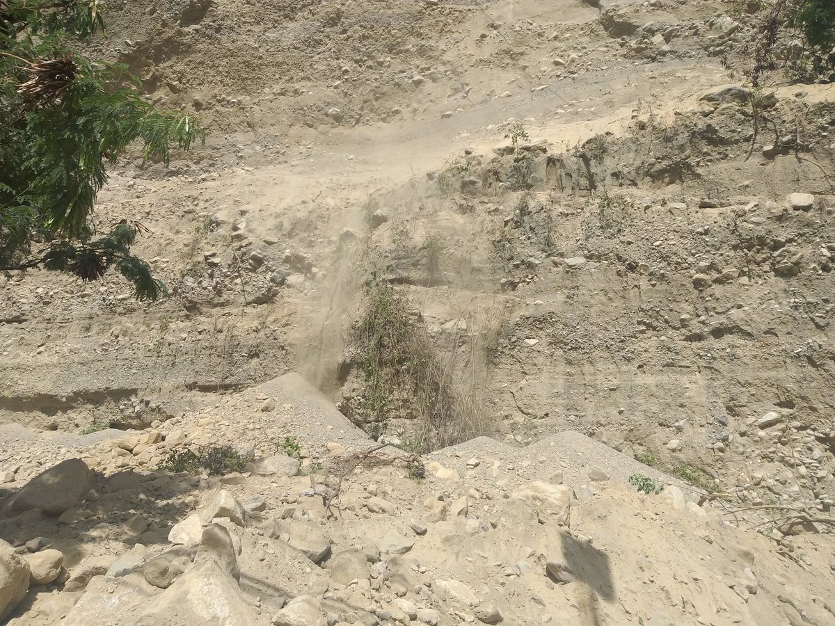 AlcaldiaDValera's tweet photo. En estos momentos un gran equipo se encuentra desplegado en el sector #ElCumbe despejando la vía que está obstruida producto de un derrumbe ocasionado en horas de la madrugada. https://t.co/TgZsN3KQ5U