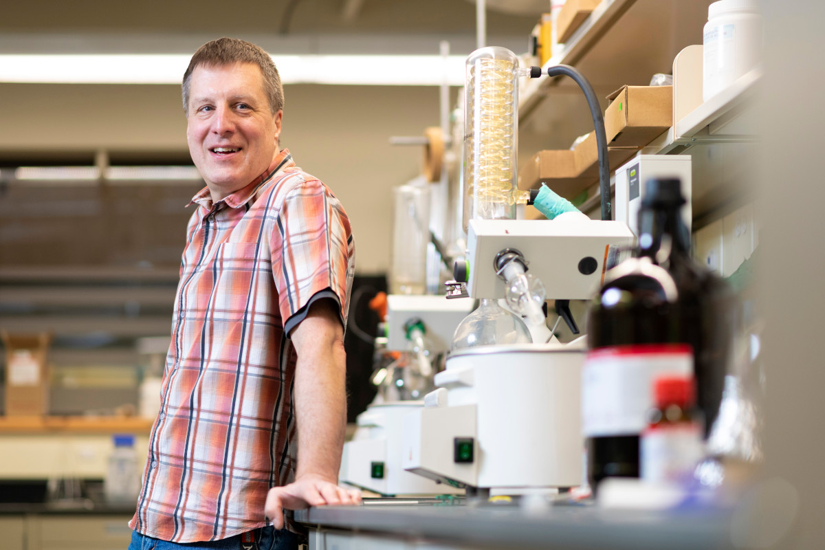 New study by U of A chemists shows that it may be possible to synthesize an ultra-strong, ultra-light material three times stiffer than diamond: ualberta.ca/folio/2020/11/… #UAlberta #science
