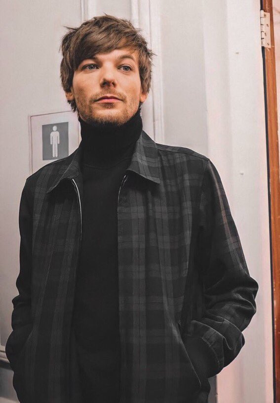 AnaaaaLins's tweet photo. "Ele apareceu"
"O pitico apareceu"
Tá Louis Tomlinson,mas nós precisamos de fotos.
Pelo amor de Deus Louis alimente seu fandom!!! https://t.co/MW4WQaKVNT