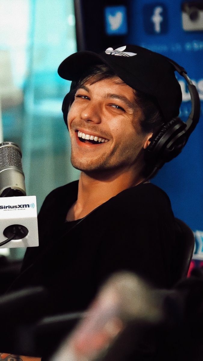 AnaaaaLins's tweet photo. "Ele apareceu"
"O pitico apareceu"
Tá Louis Tomlinson,mas nós precisamos de fotos.
Pelo amor de Deus Louis alimente seu fandom!!! https://t.co/MW4WQaKVNT