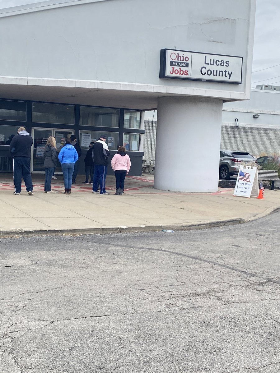 CreatesLoe's tweet photo. Early voting has arrived in Toledo, and the long lines that are constantly wrapping around the building every day might be proof that Lucas County might break a record in votes cast this election.#earlyvoting #storytelling #photojournalism #mojo @intro2pj  
📸: UToledoPJ/Lauryn L https://t.co/8fQzIVDP9K